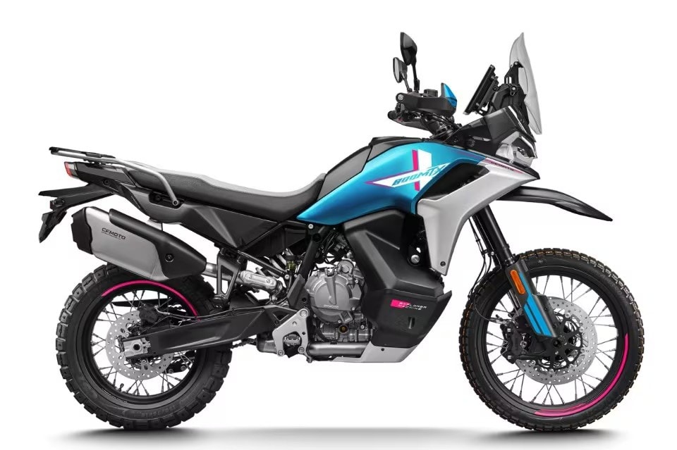 <div class='descrGalleryTitle'>12. CFMOTO 800MT-X</div><div class='descrGalleryText'><p>Lei nasce attorno alla piattaforma <b>LC8c da 790 cc</b> che CFMOTO produce per conto di KTM, ma il risultato non è una 790 Adventure con sovrastrutture ridisegnate. Basta un rapido esame della scheda tecnica per accorgersi che la 800MT-X è più vicina ad <b>un’ipotetica Adventure R</b>, grazie alla forcella con steli da 48 e <b>230 mm di escursione delle ruote</b>&nbsp;(sulla High Seat; la Low Seat scende a 190 mm). C’è un pacchetto elettronico completo di tutto, freni con pinze radiali e un serbatoio da 22 litri che si sviluppa verso il basso per abbassare il baricentro. <b>Ingredienti simili alla KTM, ma con un risultato estetico molto diverso, </b>nell'ormai classico azzurro metallizzato con tocchi rosa di CFMOTO.</p>
</div>